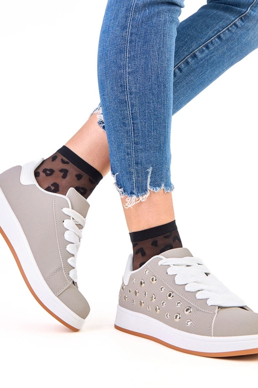 Tênis cinzas com plataforma e tachas...