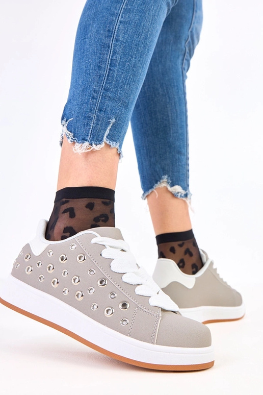 Tênis cinzas com plataforma e tachas...