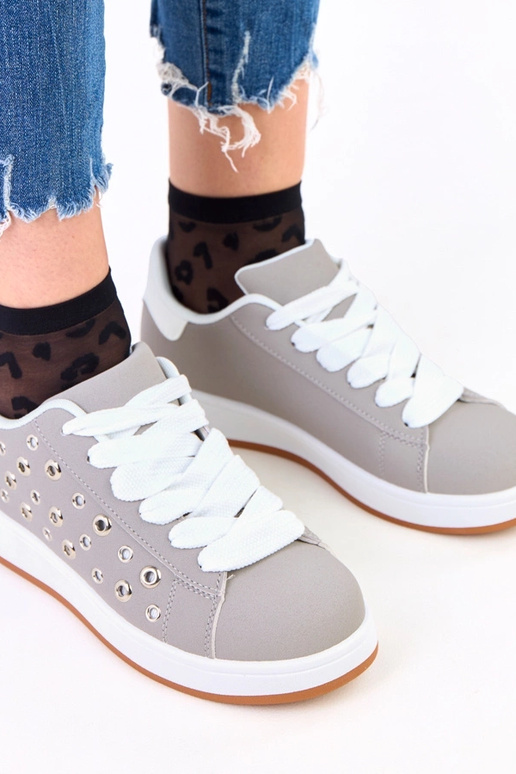 Tênis cinzas com plataforma e tachas...