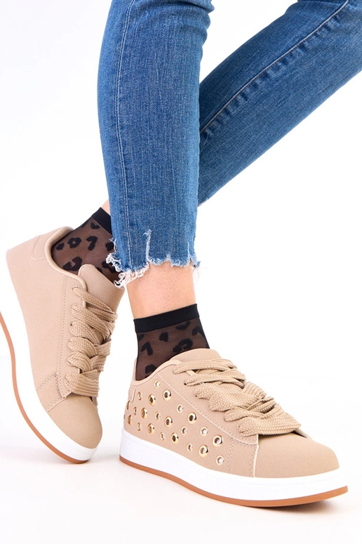 Tênis marrons com plataforma e tachas...