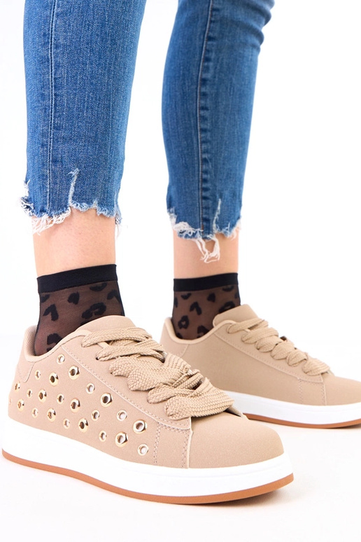 Tênis marrons com plataforma e tachas...