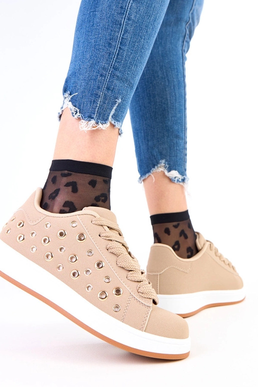 Tênis marrons com plataforma e tachas...