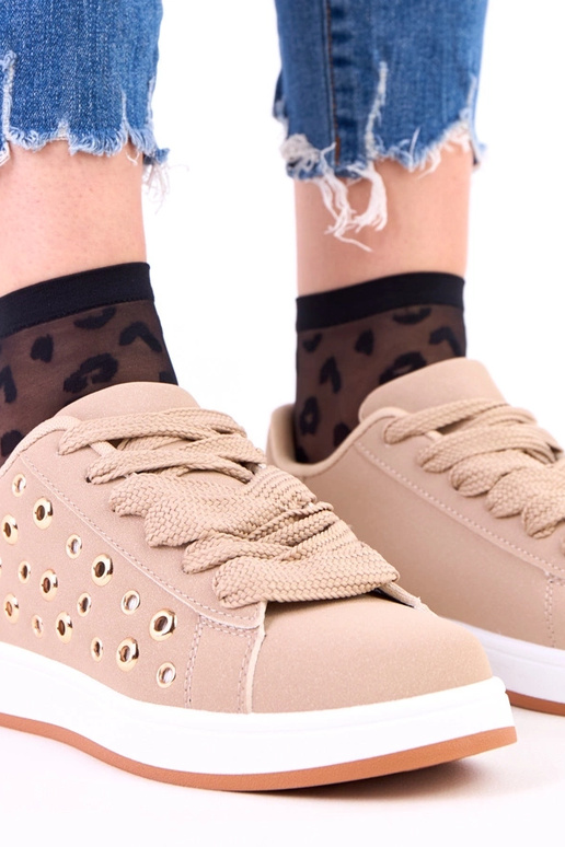 Tênis marrons com plataforma e tachas...