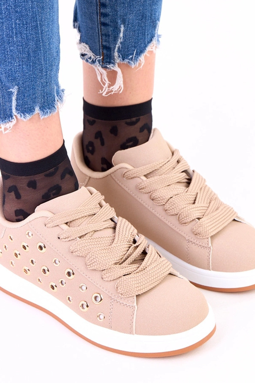 Tênis marrons com plataforma e tachas...