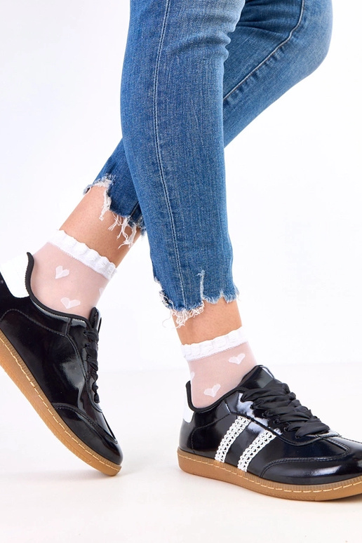 Tênis femininos pretos com cadarços...