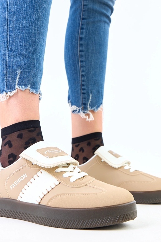 Tênis marrons com plataforma e...