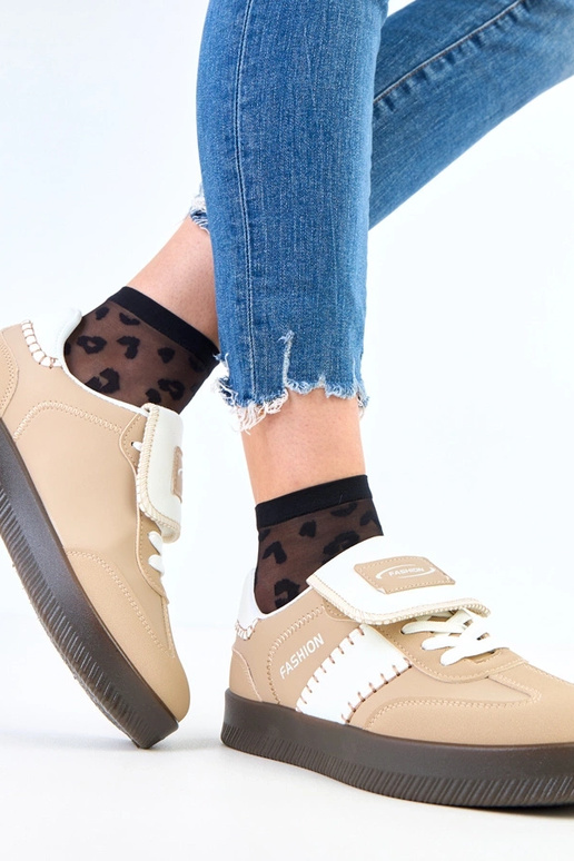 Tênis marrons com plataforma e...