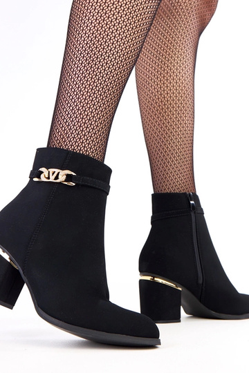 Botins pretos de couro sintético mate com decoração dourada "Klares"