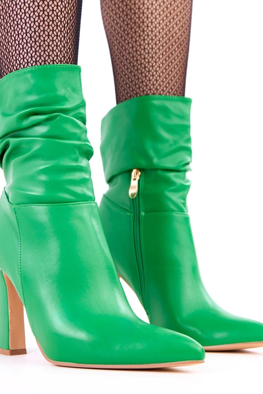 Botins verdes com salto grosso e cano...