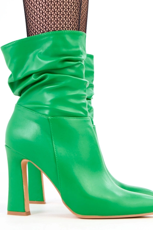 Botins verdes com salto grosso e cano...