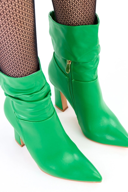 Botins verdes com salto grosso e cano...