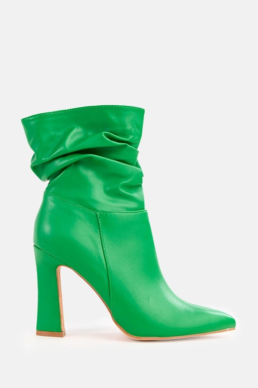 Botins verdes com salto grosso e cano...