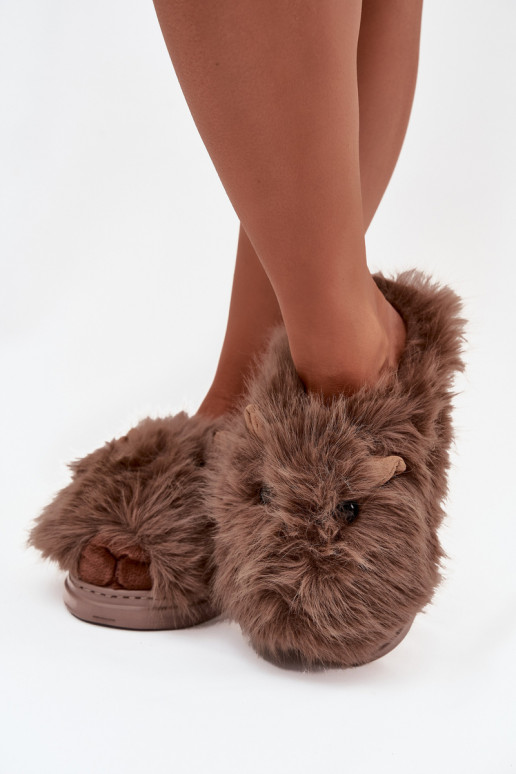 com um casaco de pele Kapice Feminino Kapibary cor marrom Pravelle com um casaco de pele Kapice Feminino Kapibary cor marrom Pravelle