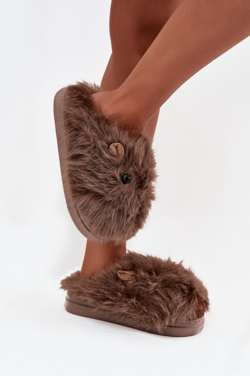 com um casaco de pele Kapice Feminino Kapibary cor marrom Pravelle com um casaco de pele Kapice Feminino Kapibary cor marrom Pravelle