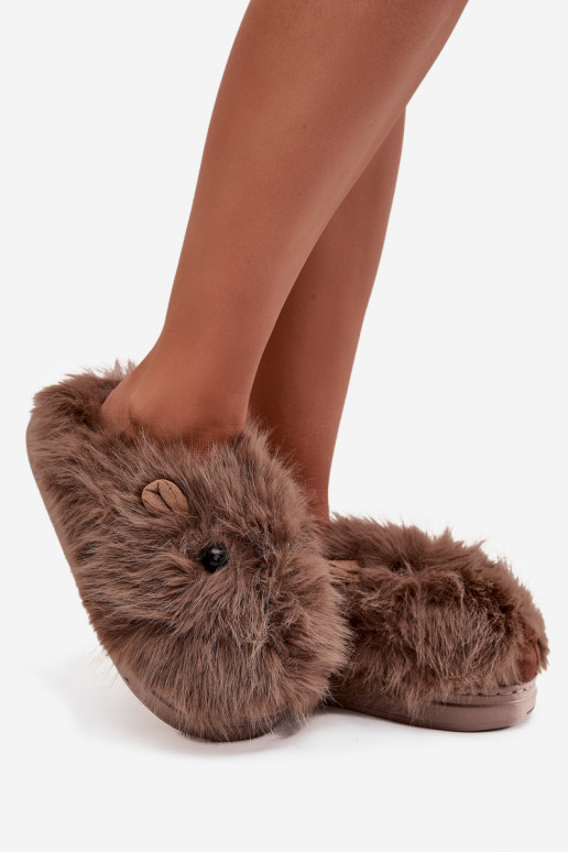 com um casaco de pele Kapice Feminino Kapibary cor marrom Pravelle com um casaco de pele Kapice Feminino Kapibary cor marrom Pravelle