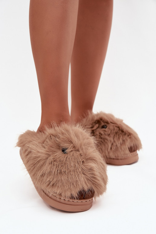 com um casaco de pele Kapice Feminino Kapibary cor cáqui Pravelle