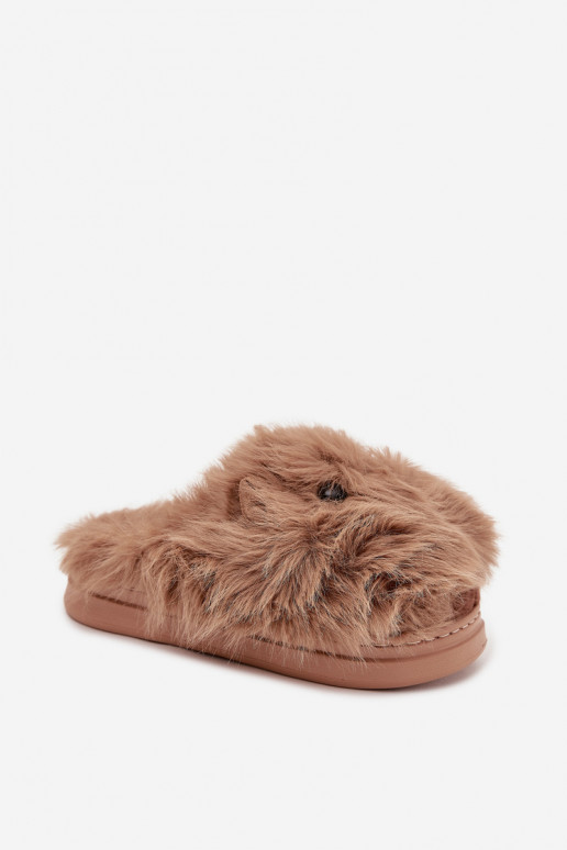 com um casaco de pele Kapice Feminino Kapibary cor cáqui Pravelle