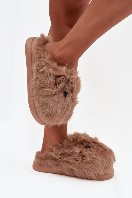 com um casaco de pele Kapice Feminino Kapibary cor cáqui Pravelle