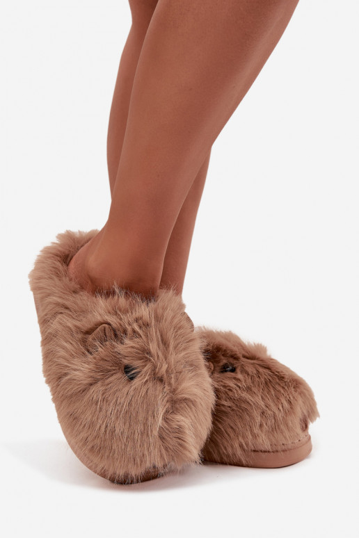 com um casaco de pele Kapice Feminino Kapibary cor cáqui Pravelle