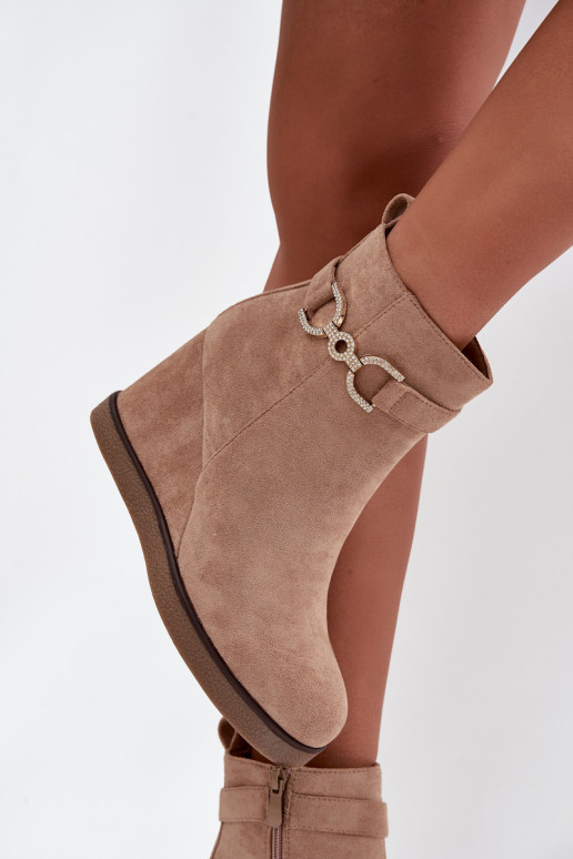 Botas femininas Em uma cunha Com decorações Detalem bege Tem que serrivana Botas femininas Em uma cunha Com decorações Detalem bege Tem que serrivana