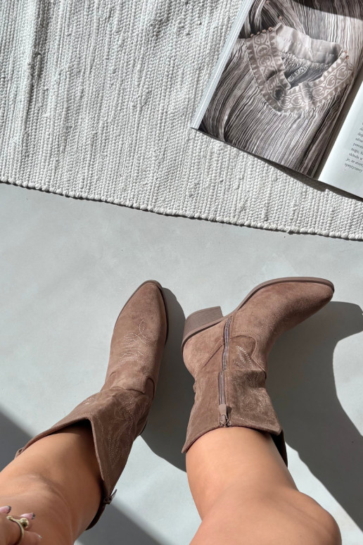 Botas femininas altas em estilo cowboy com saltos aquecidos Vinceza 16508 na cor areia