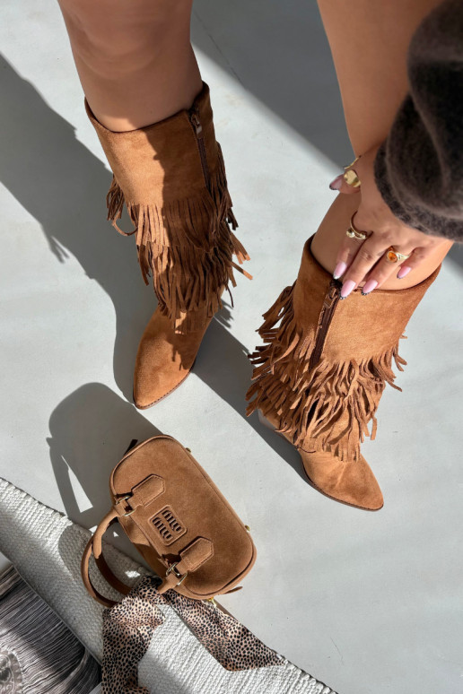 Botas longas de estilo cowboy forradas com franjas na cor marrom Brivina Botas longas de estilo cowboy forradas com franjas na cor marrom Brivina