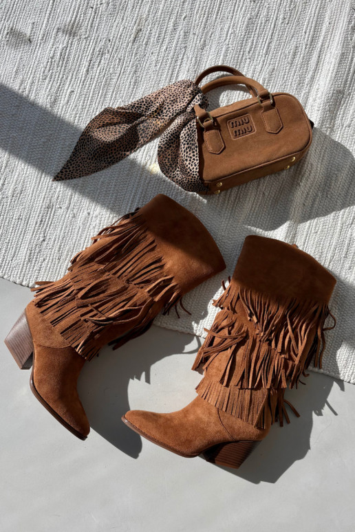 Botas longas de estilo cowboy forradas com franjas na cor marrom Brivina Botas longas de estilo cowboy forradas com franjas na cor marrom Brivina