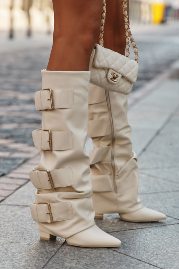 Bota feminina de cano longo com salto, detalhe de bota costurada e fivelas douradas cor marfim Isavelle 2