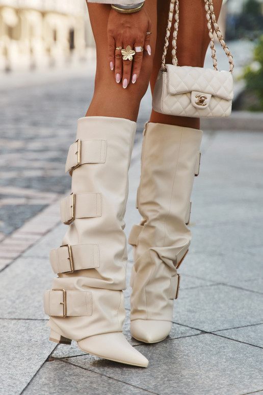 Bota feminina de cano longo com salto, detalhe de bota costurada e fivelas douradas cor marfim Isavelle