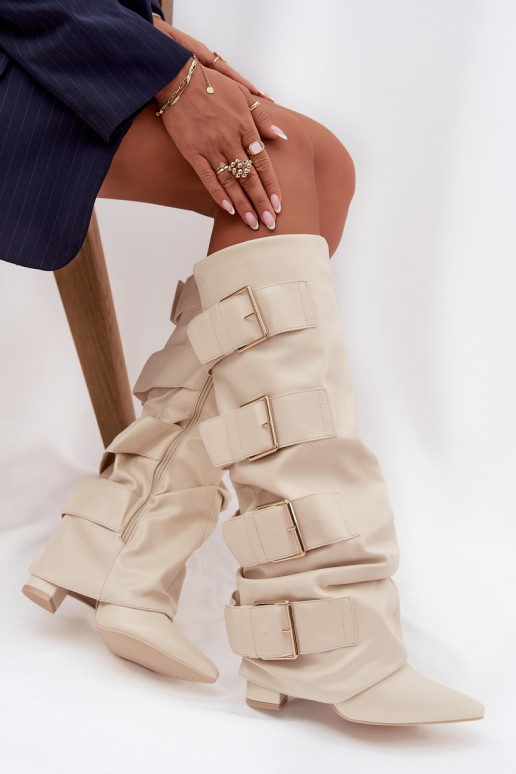 Bota feminina de cano longo com salto, detalhe de bota costurada e fivelas douradas cor marfim Isavelle