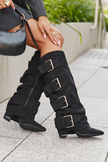 Bota feminina de cano longo com salto, detalhe de bota costurada e fivelas douradas em suede ecológico cor preta Is 2