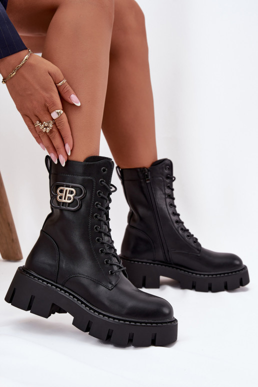 Bota feminina de cano curto forrada e com detalhes em ornamentos cor preta Melisse