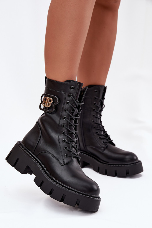 Bota feminina de cano curto forrada e com detalhes em ornamentos cor preta Melisse