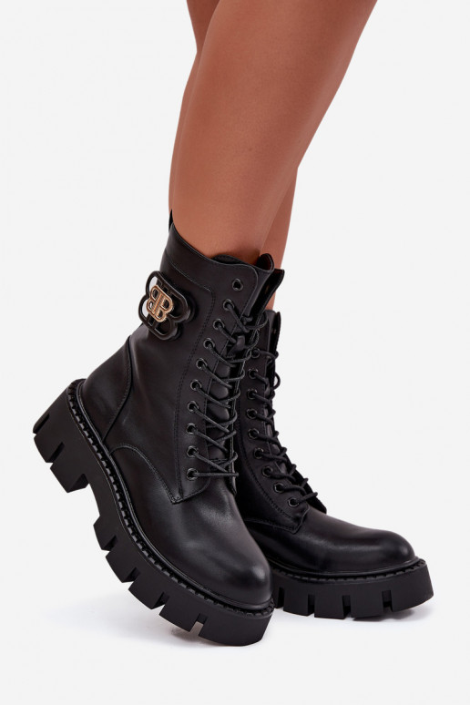 Bota feminina de cano curto forrada e com detalhes em ornamentos cor preta Melisse