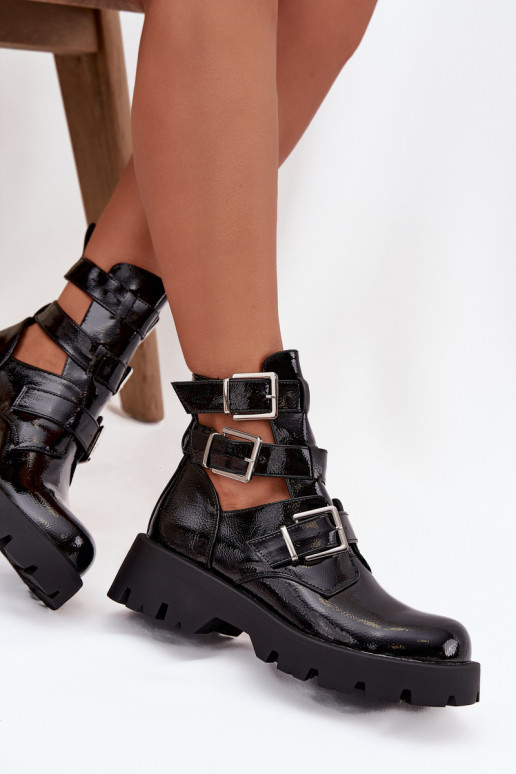 Botins femininos envernizados com tiras e fivelas prateadas na cor preta "Helisse" Botins femininos envernizados com tiras e fivelas prateadas na cor preta "Helisse"