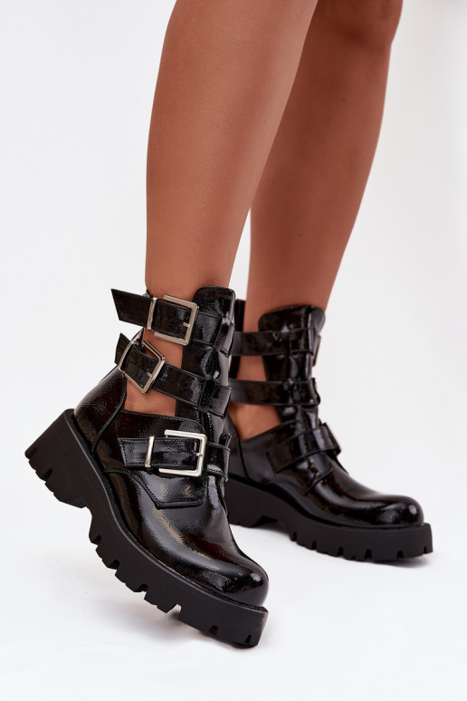 Botins femininos envernizados com tiras e fivelas prateadas na cor preta "Helisse" Botins femininos envernizados com tiras e fivelas prateadas na cor preta "Helisse"