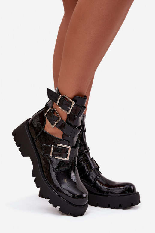 Botins femininos envernizados com tiras e fivelas prateadas na cor preta "Helisse" Botins femininos envernizados com tiras e fivelas prateadas na cor preta "Helisse"