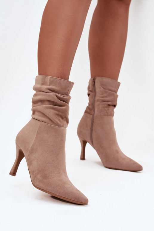 Botins femininos com saltos finos, parte superior curvada em microfibra com fecho na cor areia "Ulisse" Botins femininos com saltos finos, parte superior curvada em microfibra com fecho na cor areia "Ulisse"