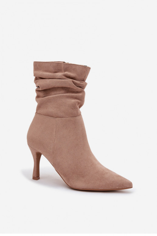 Botins femininos com saltos finos, parte superior curvada em microfibra com fecho na cor areia "Ulisse" Botins femininos com saltos finos, parte superior curvada em microfibra com fecho na cor areia "Ulisse"