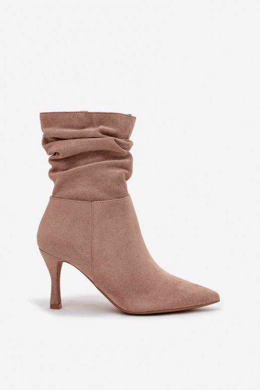 Botins femininos com saltos finos, parte superior curvada em microfibra com fecho na cor areia "Ulisse" Botins femininos com saltos finos, parte superior curvada em microfibra com fecho na cor areia "Ulisse"