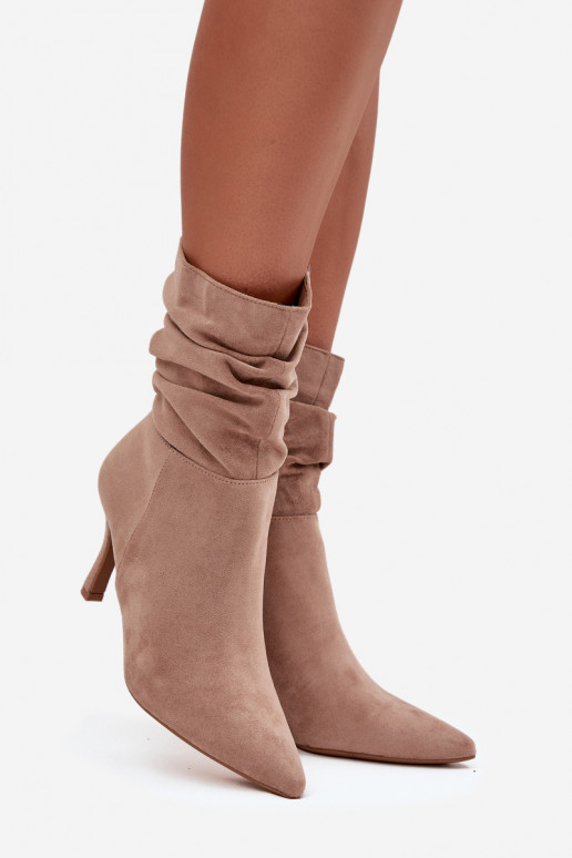 Botins femininos com saltos finos, parte superior curvada em microfibra com fecho na cor areia "Ulisse" Botins femininos com saltos finos, parte superior curvada em microfibra com fecho na cor areia "Ulisse"