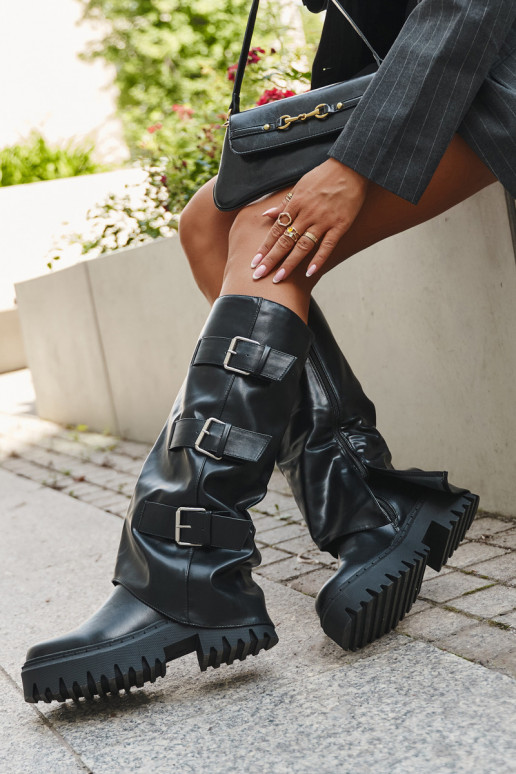 Botas femininas de cano longo acolchoadas com fivelas prateadas na cor preta "Isavine"