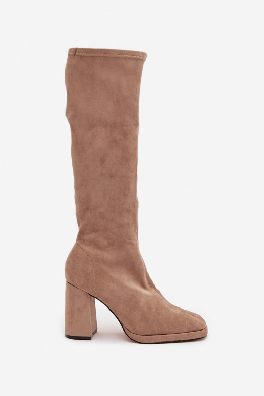Bota feminina de cano alto com costuras em salto bloco na cor areia "Brivana"