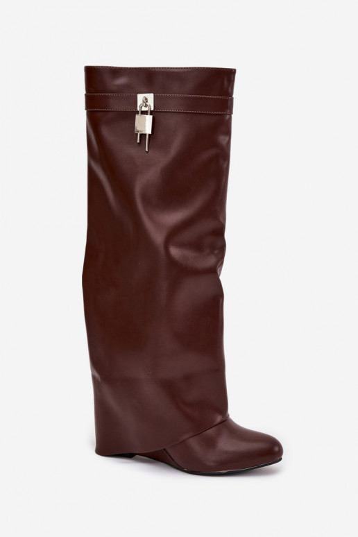 Botas femininos de cano alto com plataforma, tiras e detalhes prateados em couro ecológico marrom Korivelle Botas femininos de cano alto com plataforma, tiras e detalhes prateados em couro ecológico marrom Korivelle