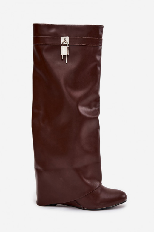 Botas femininos de cano alto com plataforma, tiras e detalhes prateados em couro ecológico marrom Korivelle Botas femininos de cano alto com plataforma, tiras e detalhes prateados em couro ecológico marrom Korivelle
