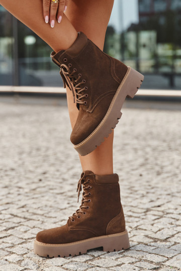 Botas femininas de camurça com cadarços Big Star SS274792 na cor marrom