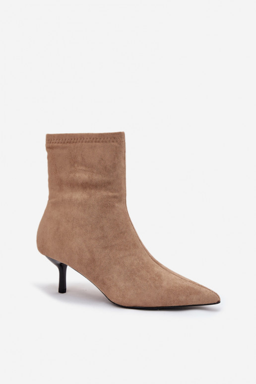 Botins femininos acolchoados com saltos finos em microfibra na cor areia "Belisse" Botins femininos acolchoados com saltos finos em microfibra na cor areia "Belisse"