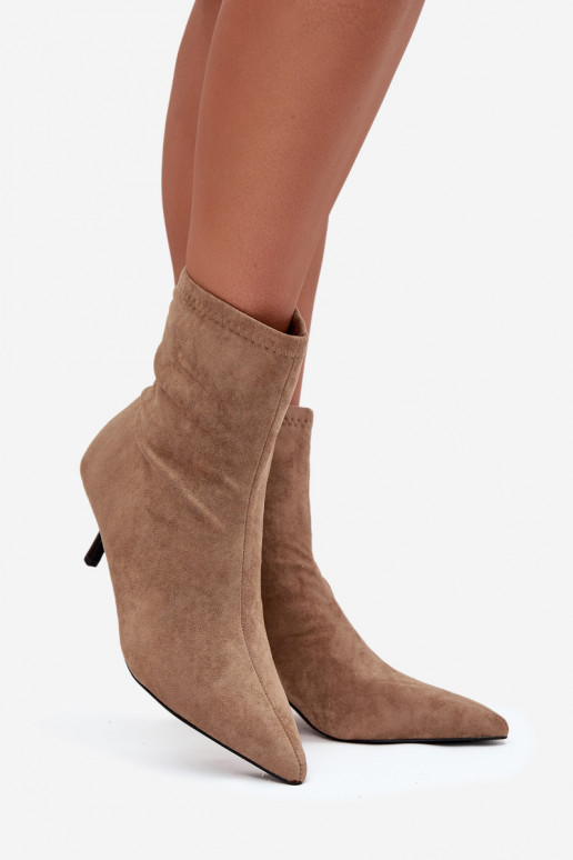 Botins femininos acolchoados com saltos finos em microfibra na cor areia "Belisse" Botins femininos acolchoados com saltos finos em microfibra na cor areia "Belisse"