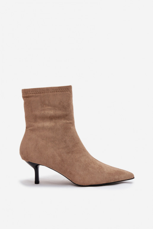 Botins femininos acolchoados com saltos finos em microfibra na cor areia "Belisse" Botins femininos acolchoados com saltos finos em microfibra na cor areia "Belisse"