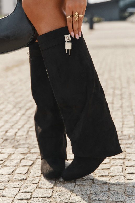 Botas femininas longas com plataforma, tiras e detalhes prateados, na cor preta Korivelle Botas femininas longas com plataforma, tiras e detalhes prateados, na cor preta Korivelle